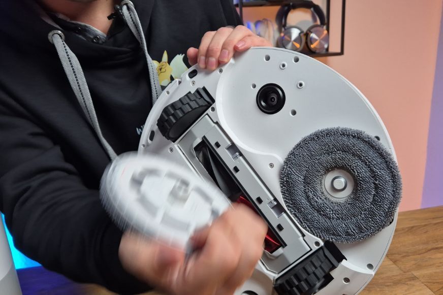 Die Wischpads vom Roborock Qrevo Curv 2 Pro werden im Test abgenommen.